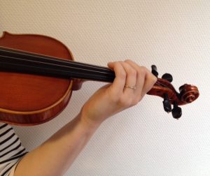 giving-hand-linkerhandpositie-viool-300x252