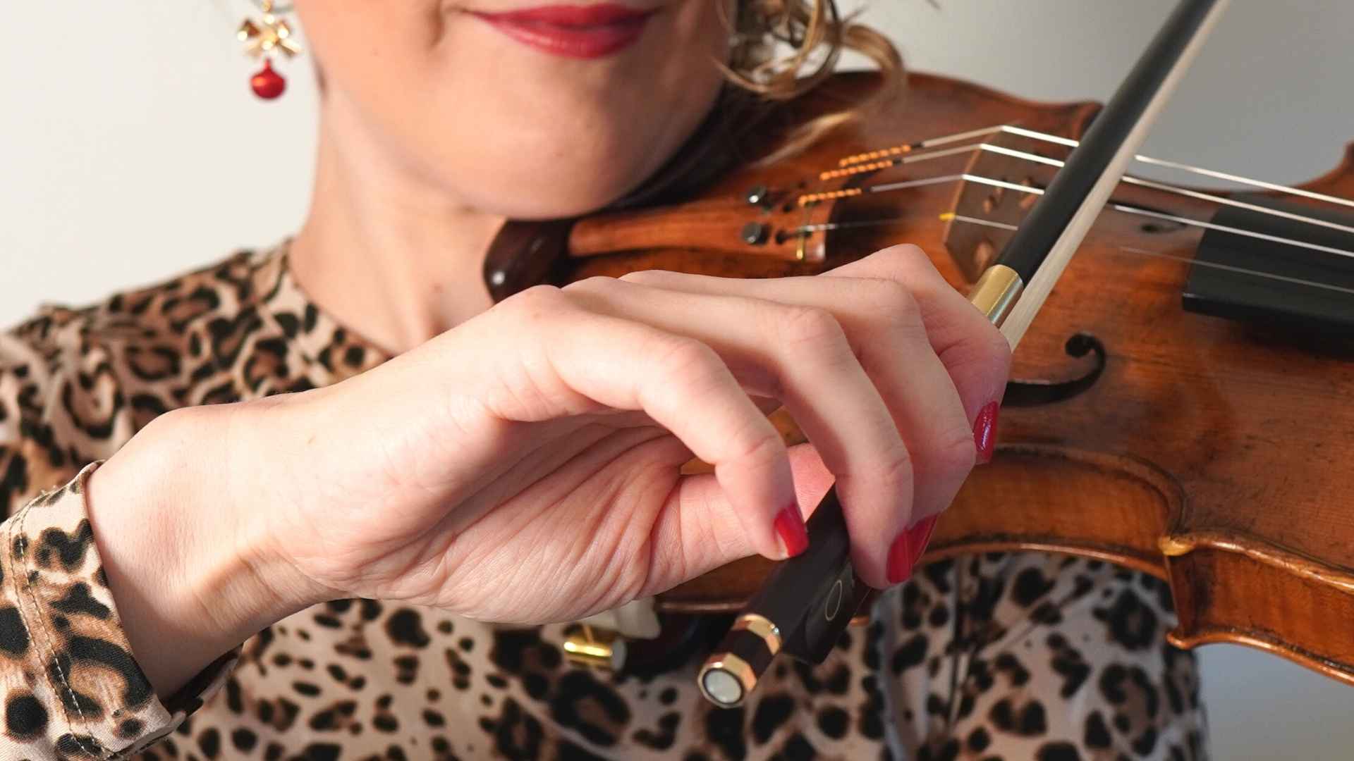 violin bow hold