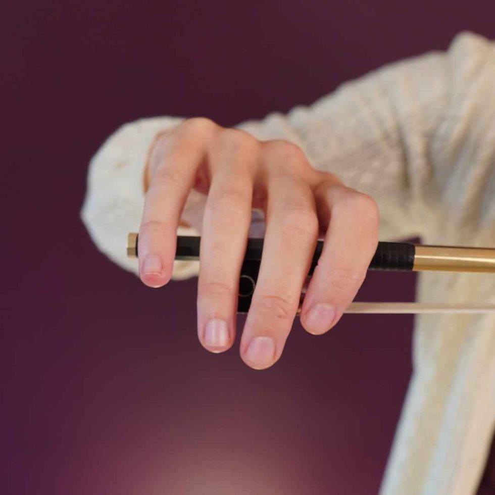 How to Hold a Violin Bow 3 Easy Steps and 5 Bowing Exercises Violin Lounge